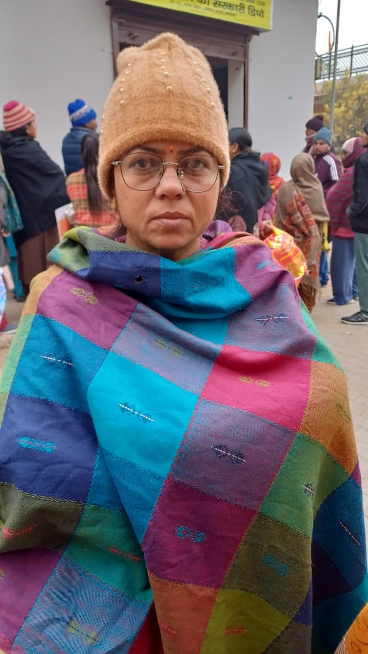 अंबाला छावनी के सावन विहार में बंद पड़ी पीओएस मशीन के बारे के बारे में जानकारी देते डिपू संचालक अंबाला छावनी के सावन विहार में बंद पड़ी पीओएस मशीन के बारे के बारे में जानकारी देते डिपू संचालक