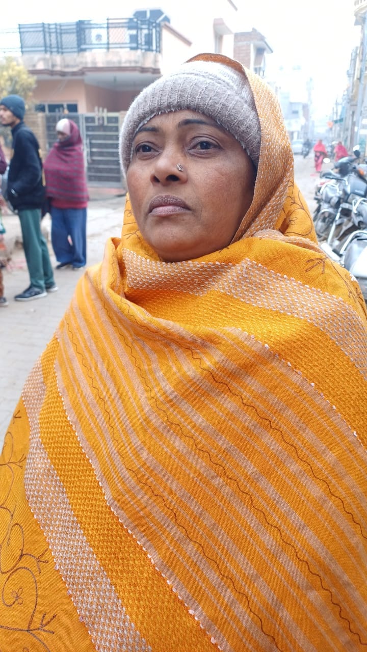 अंबाला छावनी के सावन विहार में बंद पड़ी पीओएस मशीन के बारे के बारे में जानकारी देते डिपू संचालक अंबाला छावनी के सावन विहार में बंद पड़ी पीओएस मशीन के बारे के बारे में जानकारी देते डिपू संचालक