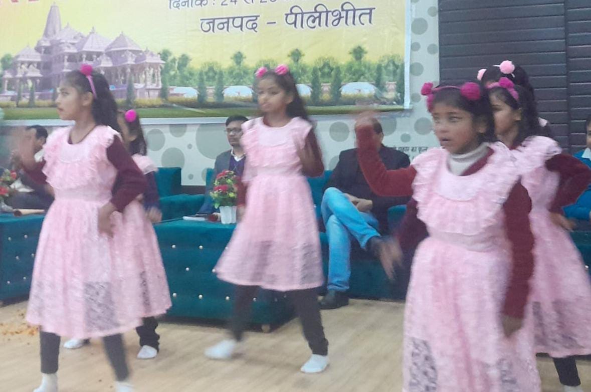 गांधी प्रेक्षाग्रह मे उत्तर प्रदेश दिवस पर आयोजित समारोह में लाभार्थियो को चांबी देते राज्य मं गांधी प्रेक्षाग्रह मे उत्तर प्रदेश दिवस पर आयोजित समारोह में लाभार्थियो को चांबी देते राज्य मं