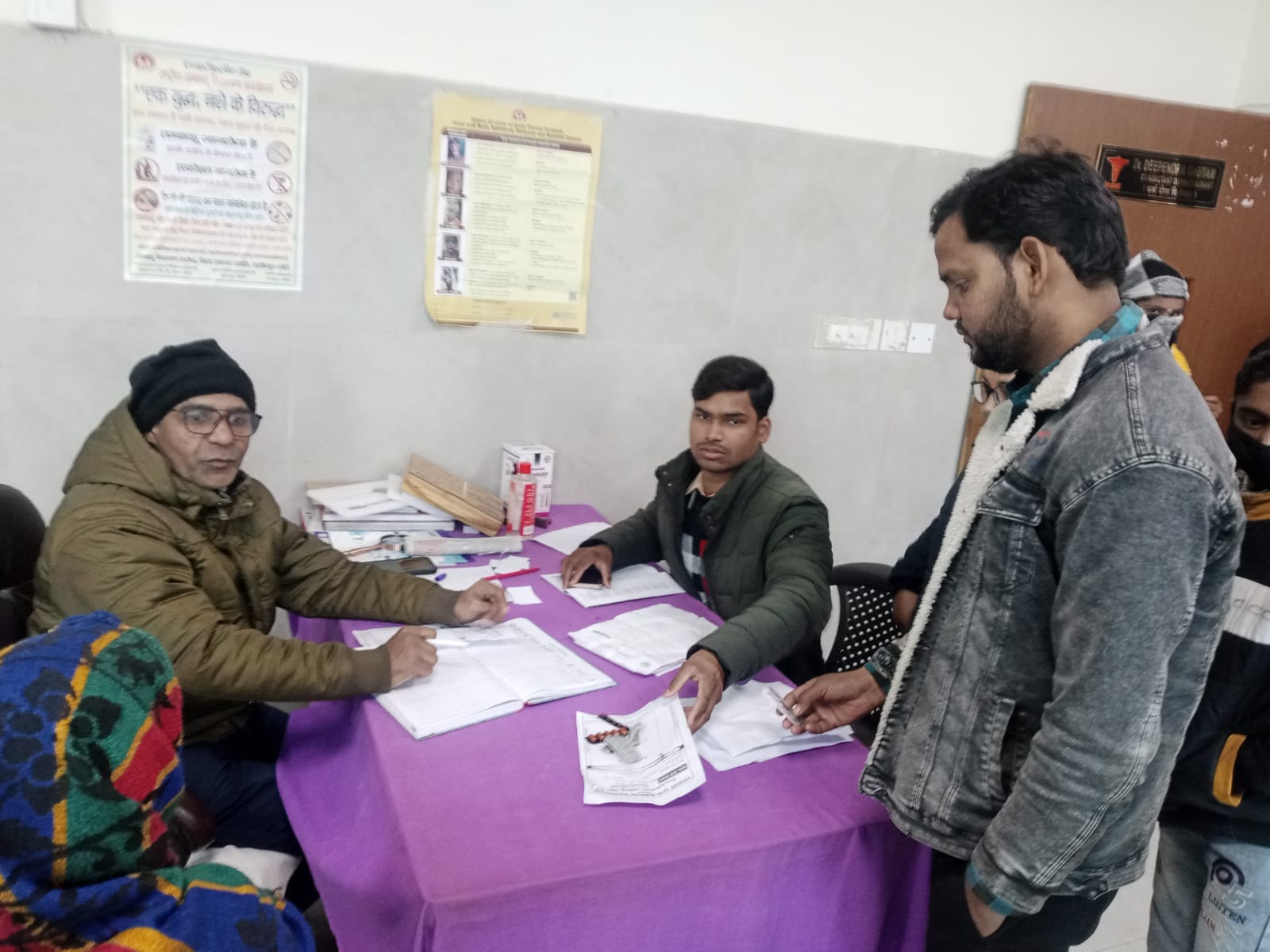 जिला अस्पताल में मरीजों का इंतजार करते फिजियोथेरिपिस्ट-संवाद जिला अस्पताल में मरीजों का इंतजार करते फिजियोथेरिपिस्ट-संवाद
