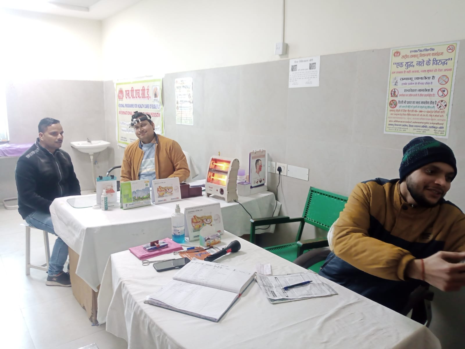जिला अस्पताल में मरीजों का इंतजार करते फिजियोथेरिपिस्ट-संवाद जिला अस्पताल में मरीजों का इंतजार करते फिजियोथेरिपिस्ट-संवाद