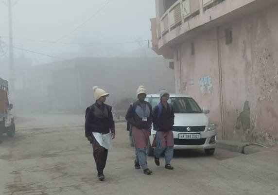 कुरुक्षेत्र। घने कोहरे के बीच सड़क से गुजरते वाहन। संवाद