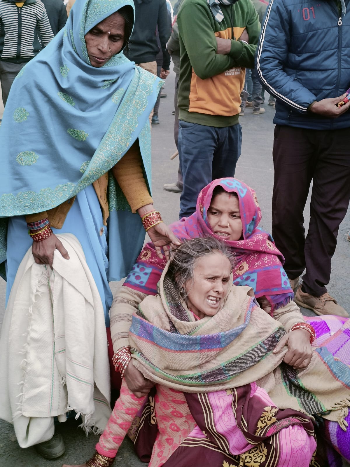 मार्ग पर वाहनो को रोकते ग्रामीण । संवाद मार्ग पर वाहनो को रोकते ग्रामीण । संवाद