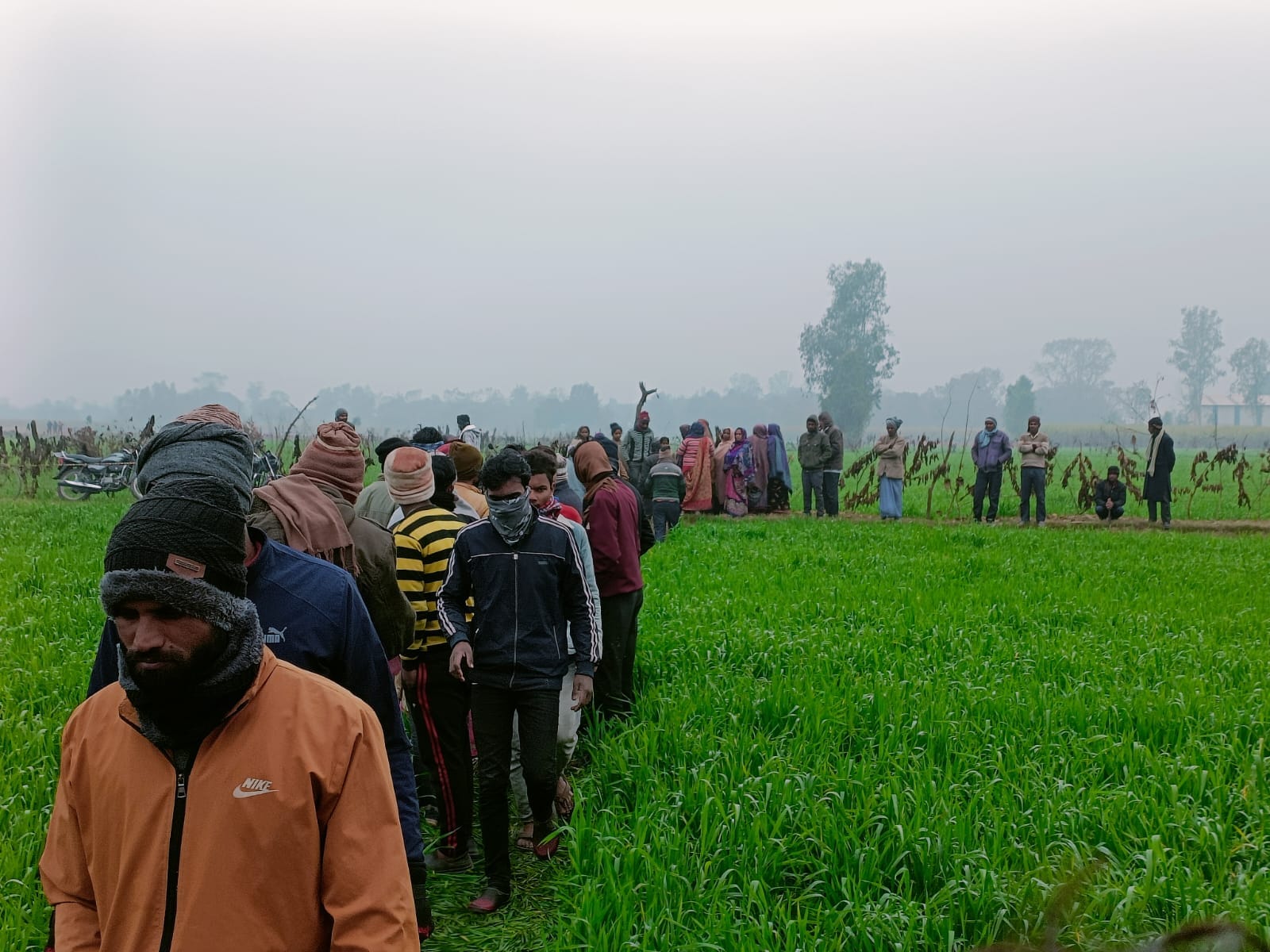 मार्ग पर वाहनो को रोकते ग्रामीण । संवाद मार्ग पर वाहनो को रोकते ग्रामीण । संवाद