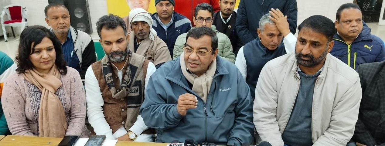 24जेएनडी01: पत्रकार वार्ता करते हुए आप के सांसद डॉ. सुुशील गुप्ता व अन्य। 24जेएनडी01: पत्रकार वार्ता करते हुए आप के सांसद डॉ. सुुशील गुप्ता व अन्य।