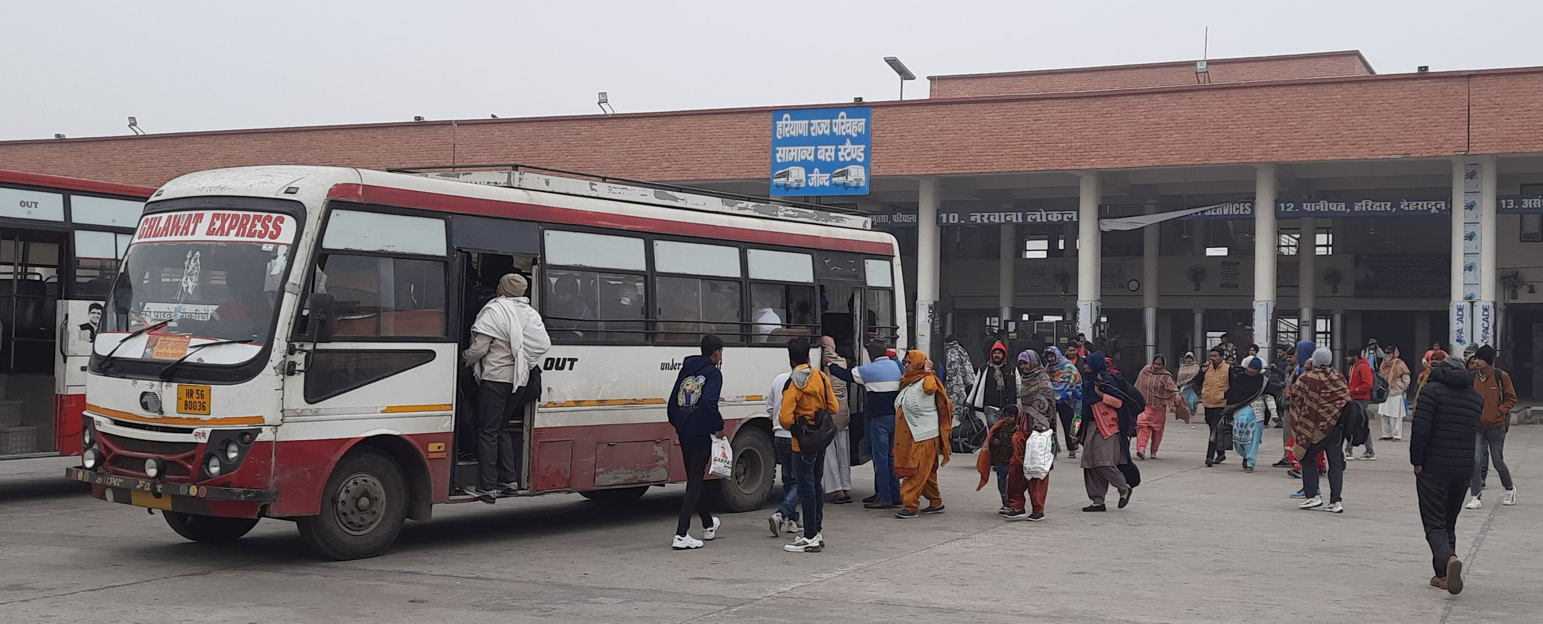 24जेएनडी10-हड़ताल के चलते सवार होने के लिए बस के पीछे भाग रहे यात्री। संवाद 24जेएनडी10-हड़ताल के चलते सवार होने के लिए बस के पीछे भाग रहे यात्री। संवाद