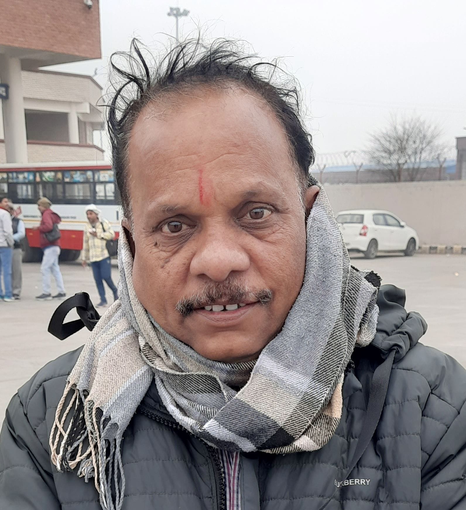 24जेएनडी10-हड़ताल के चलते सवार होने के लिए बस के पीछे भाग रहे यात्री। संवाद 24जेएनडी10-हड़ताल के चलते सवार होने के लिए बस के पीछे भाग रहे यात्री। संवाद
