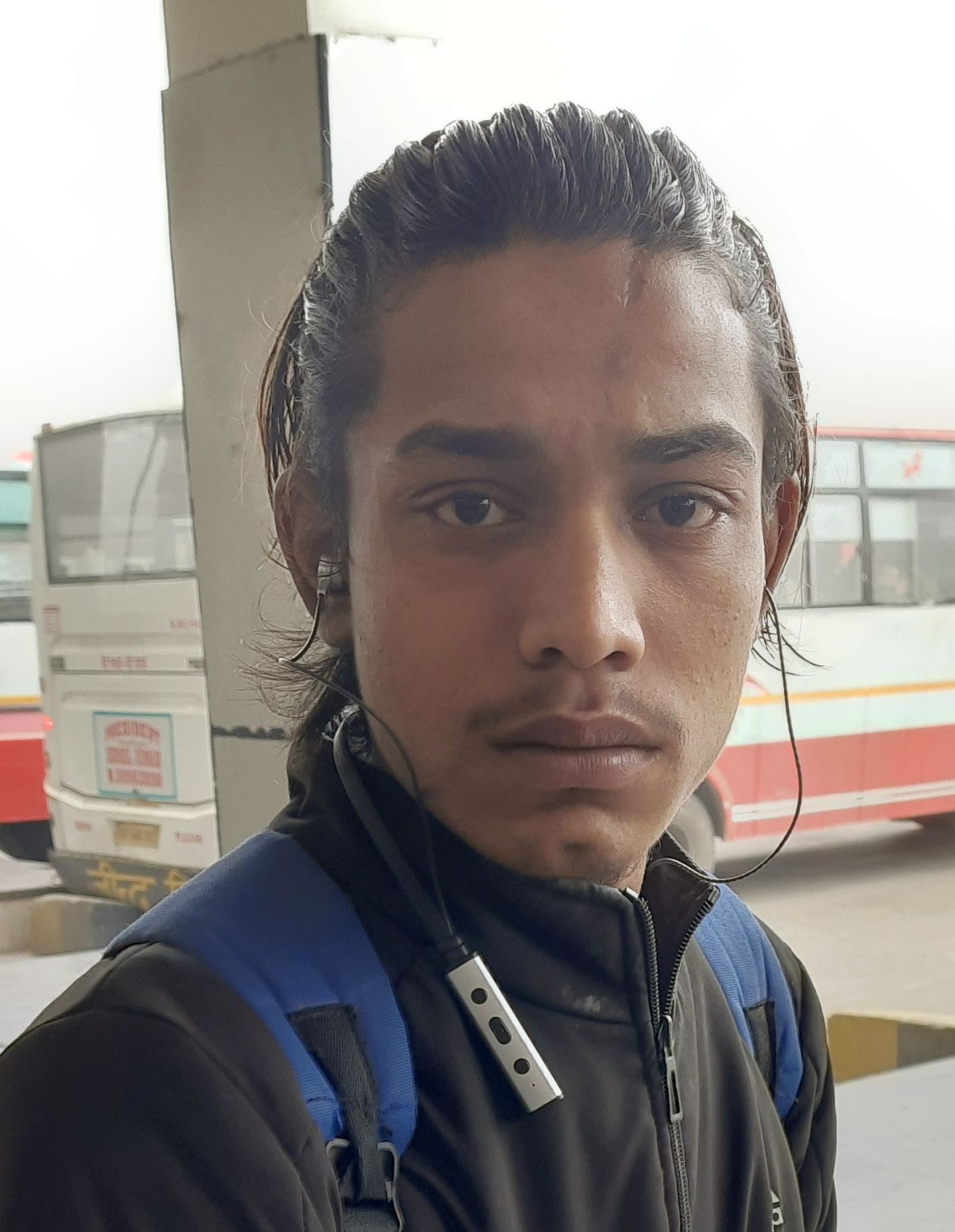 24जेएनडी10-हड़ताल के चलते सवार होने के लिए बस के पीछे भाग रहे यात्री। संवाद 24जेएनडी10-हड़ताल के चलते सवार होने के लिए बस के पीछे भाग रहे यात्री। संवाद