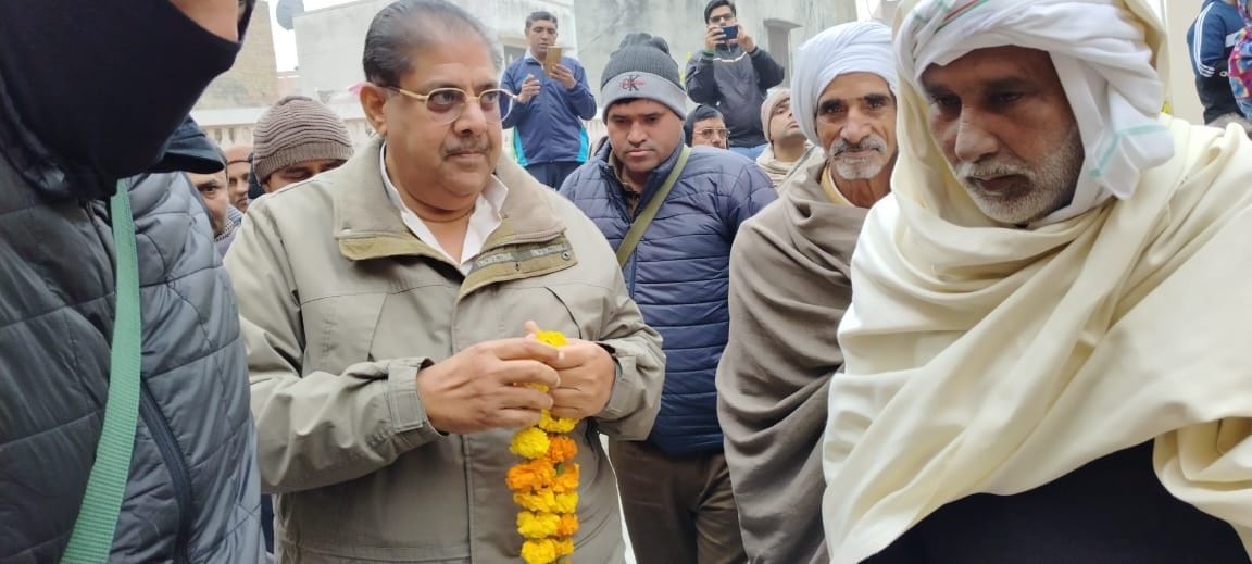 24जेएनडी17-डॉ. अजय सिंह चौटाला का स्वागत करते हुए ग्रामवासी। संवाद 24जेएनडी17-डॉ. अजय सिंह चौटाला का स्वागत करते हुए ग्रामवासी। संवाद