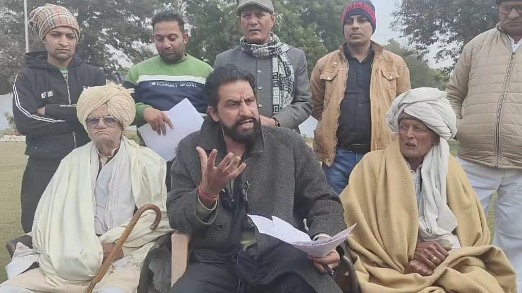 24जेएनडी42: लोक निर्माण विश्राम गृह में पत्रकारों से बातचीत करते हुए जयहिंद सेना प्रमुख नवीन जय 24जेएनडी42: लोक निर्माण विश्राम गृह में पत्रकारों से बातचीत करते हुए जयहिंद सेना प्रमुख नवीन जय