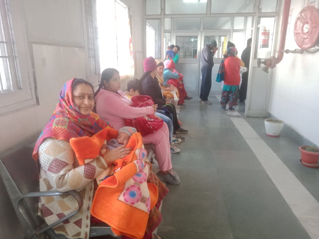 24सीटीके07... सामान्य अस्पताल में बच्चे की जांच करती डॉक्टर। संवाद 24सीटीके07... सामान्य अस्पताल में बच्चे की जांच करती डॉक्टर। संवाद