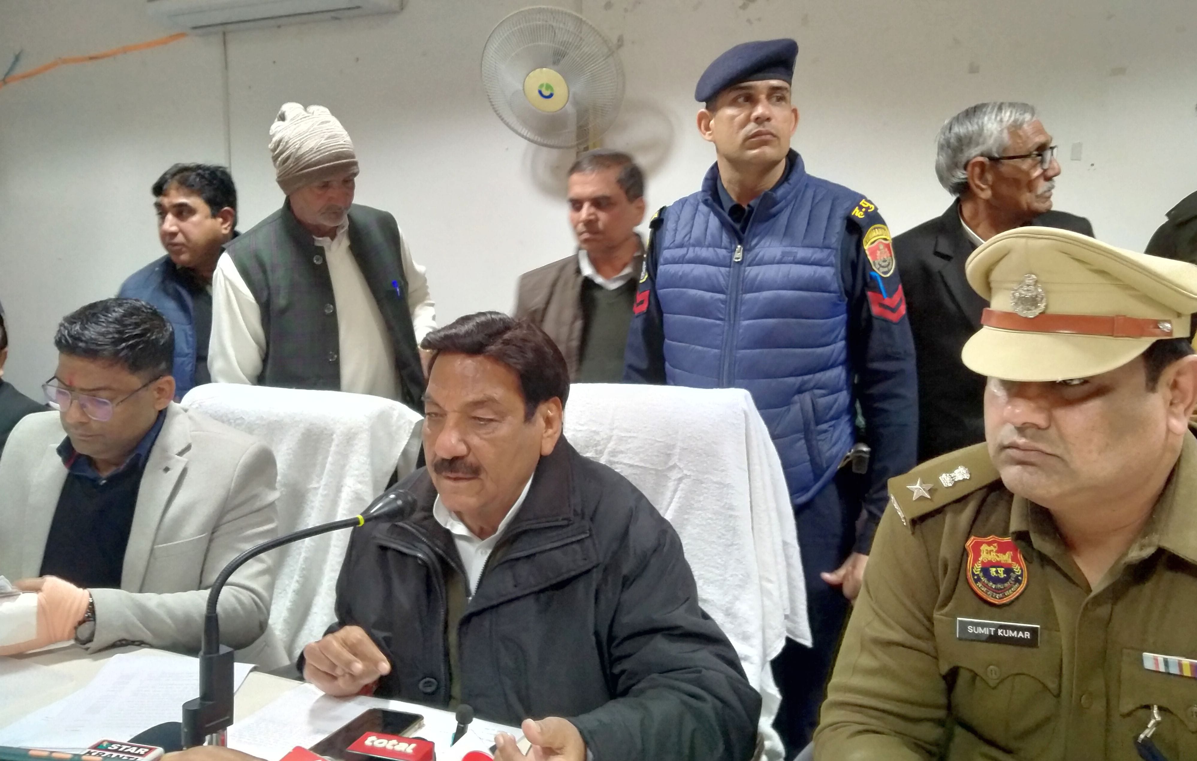 25जेएनडी26-डीआरडीए हाल में पत्रकारों से बातचीत करते मंत्री रणजीत सिंह चौटाला। संवाद