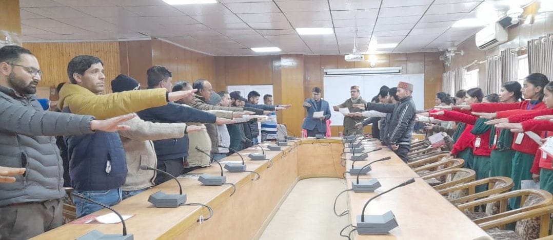 चंबा में नव मतदाता दिवस को लेकर कार्यक्रम के दौरान अपना मत पहचान पत्र लेने के बाद खुशी जताती नव चंबा में नव मतदाता दिवस को लेकर कार्यक्रम के दौरान अपना मत पहचान पत्र लेने के बाद खुशी जताती नव