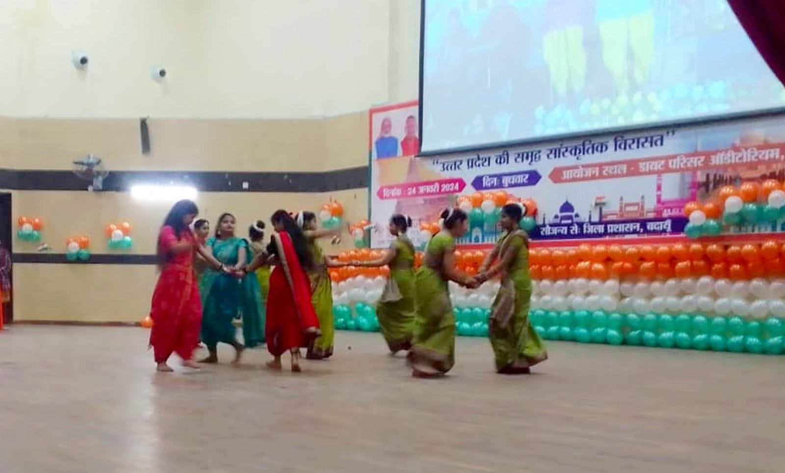 डायट स्थित ऑडोटोरियम में उत्पादों के स्टालों का अवलोकन करते केंद्रीय मंत्री बीएल वर्मा व राज्य डायट स्थित ऑडोटोरियम में उत्पादों के स्टालों का अवलोकन करते केंद्रीय मंत्री बीएल वर्मा व राज्य