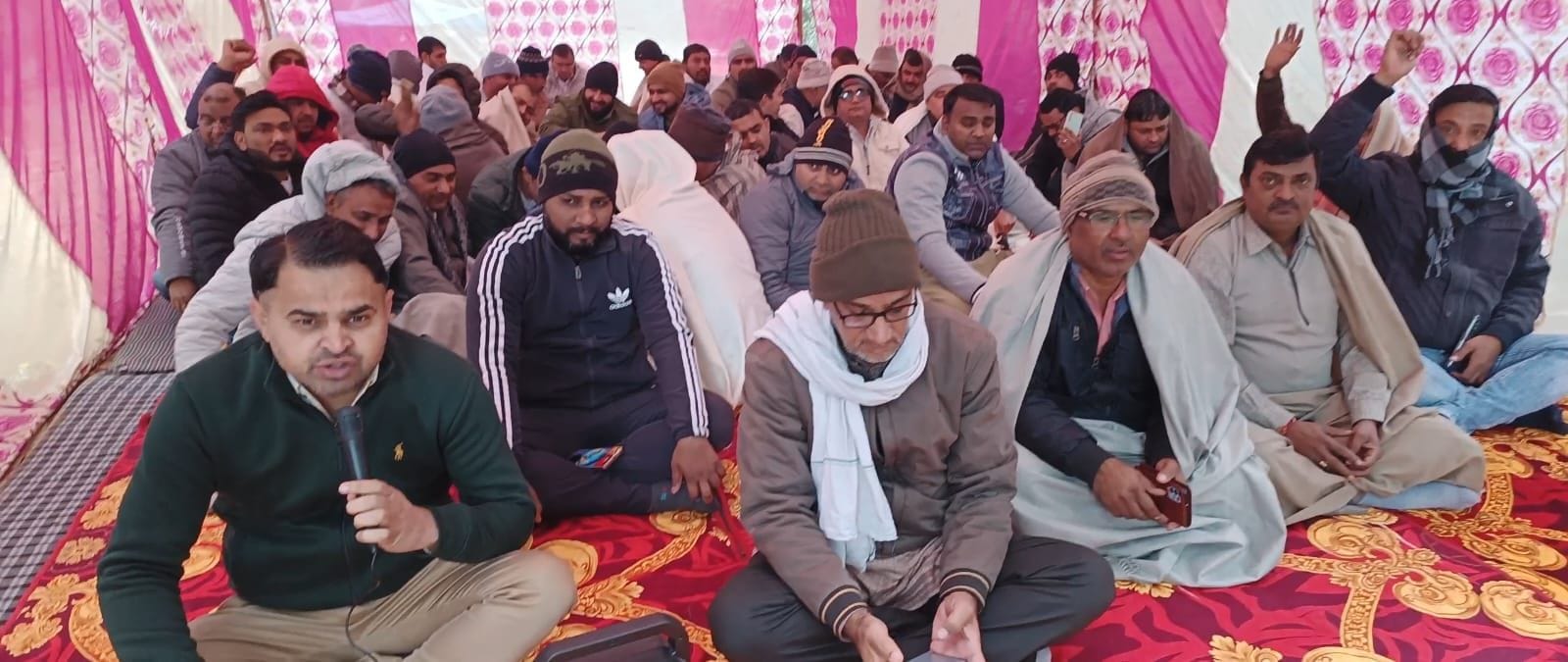फोटो 24. सोनीपत लघु सचिवालय में हड़ताल के दौरान धरने पर बैठे हुए पटवारी व कानूनगो। संवाद