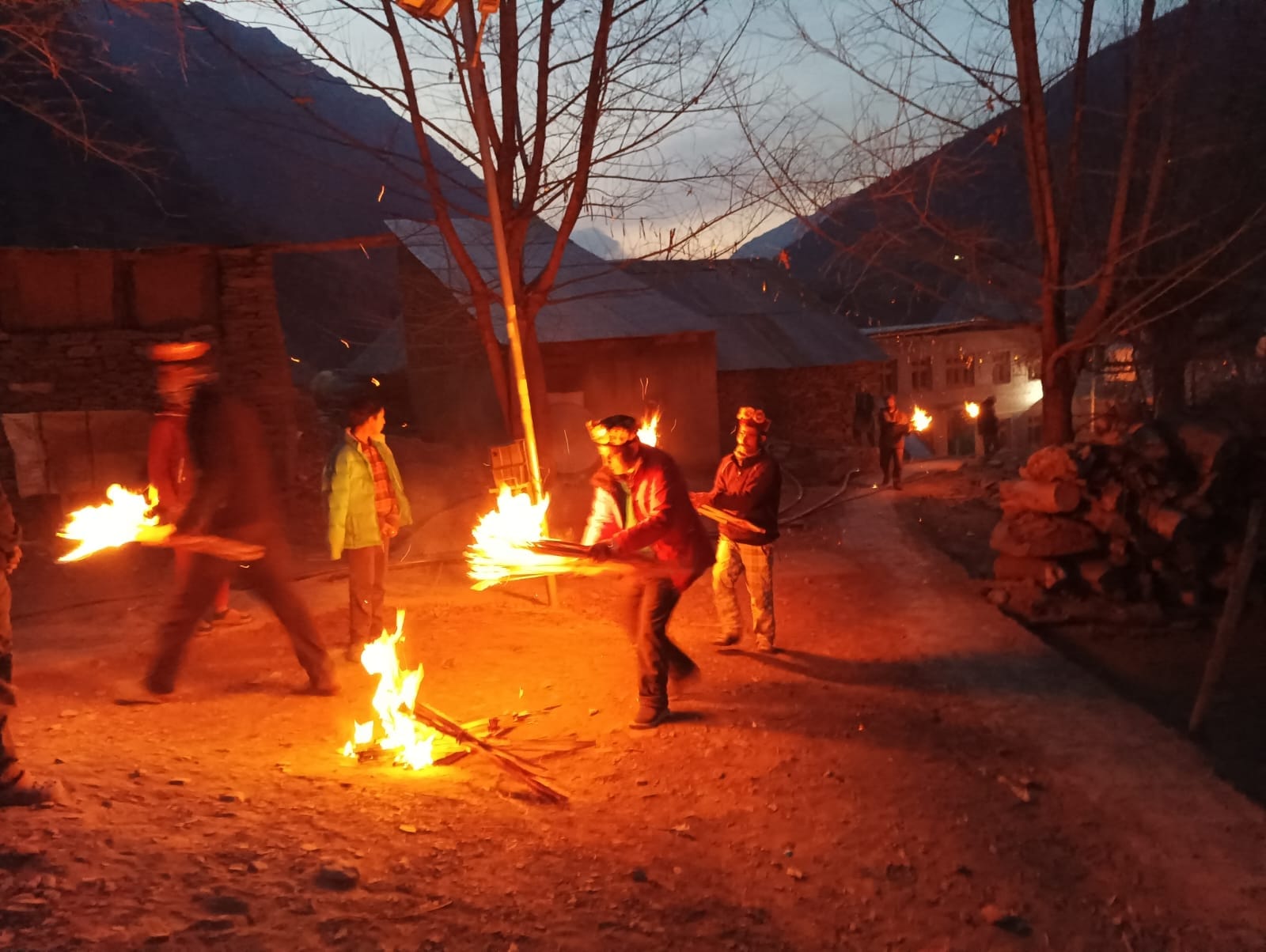 लाहौल के पट्टन घाटी में हालडा के मौके पर देवता को मशाल ले जाते एक  महिला।-संवाद