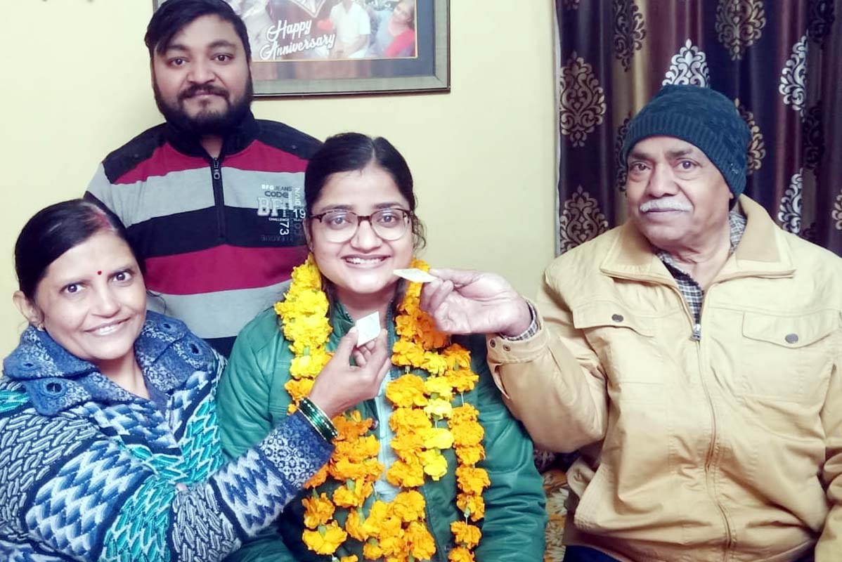 पीसीएस की परीक्षा को पास करने वाले शुभम वर्मा को मिठाई खिलातीं उनकी मां कृष्णा वर्मा। स्रोत-स्
