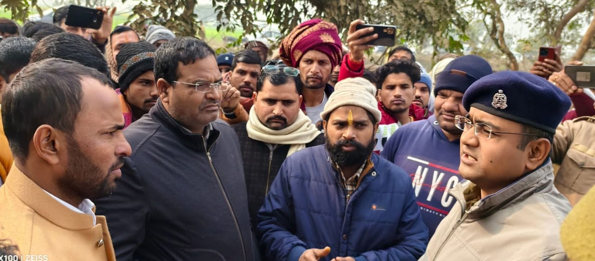वजीरगंज के धिमरपुरा में विलाप करते परिवार वाले। संवाद