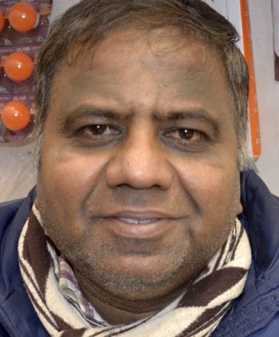 इलेक्ट्रिक की दुकान पर हीटर खरीदते लोग। संवाद