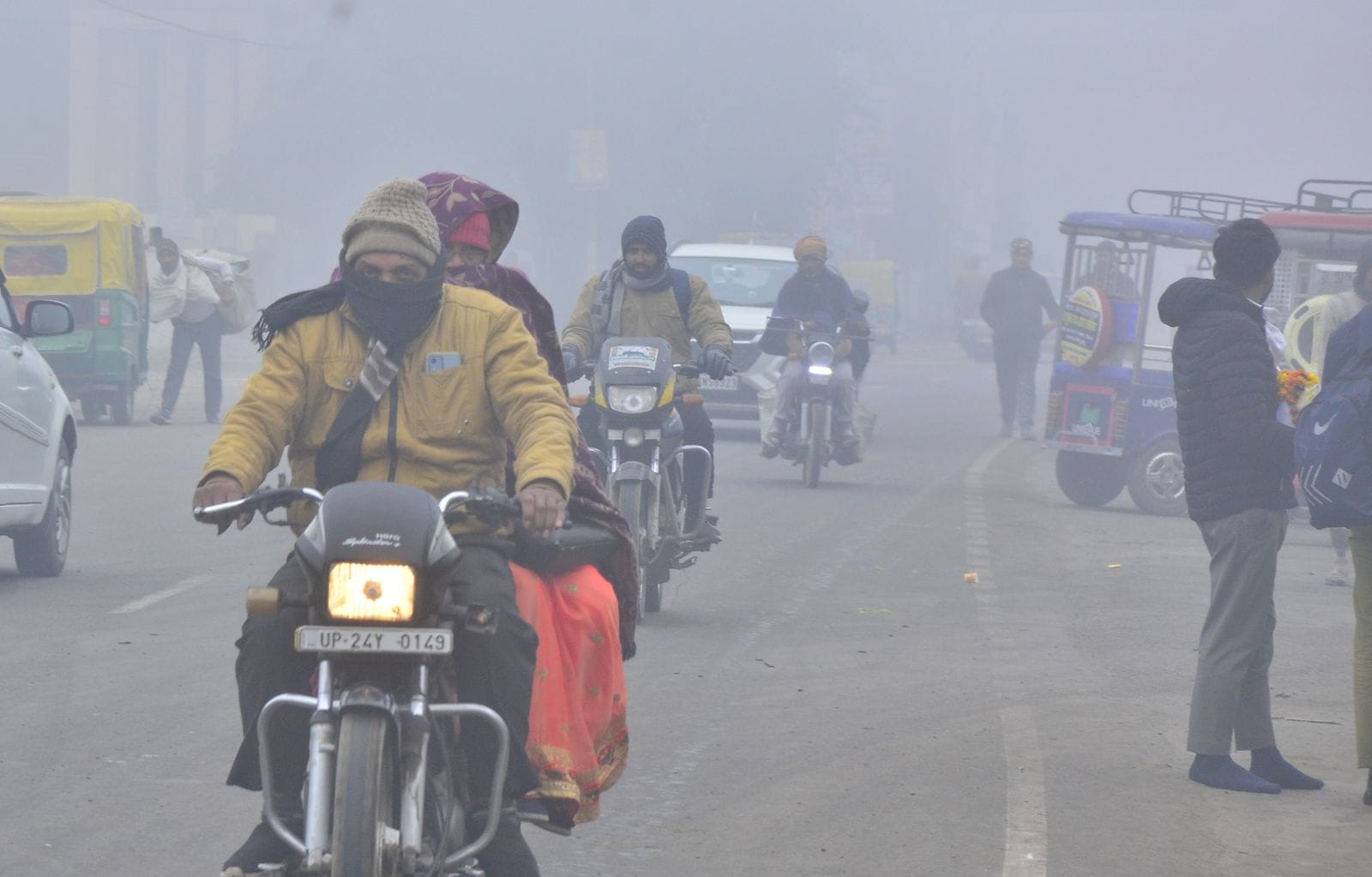 इलेक्ट्रिक की दुकान पर हीटर खरीदते लोग। संवाद
