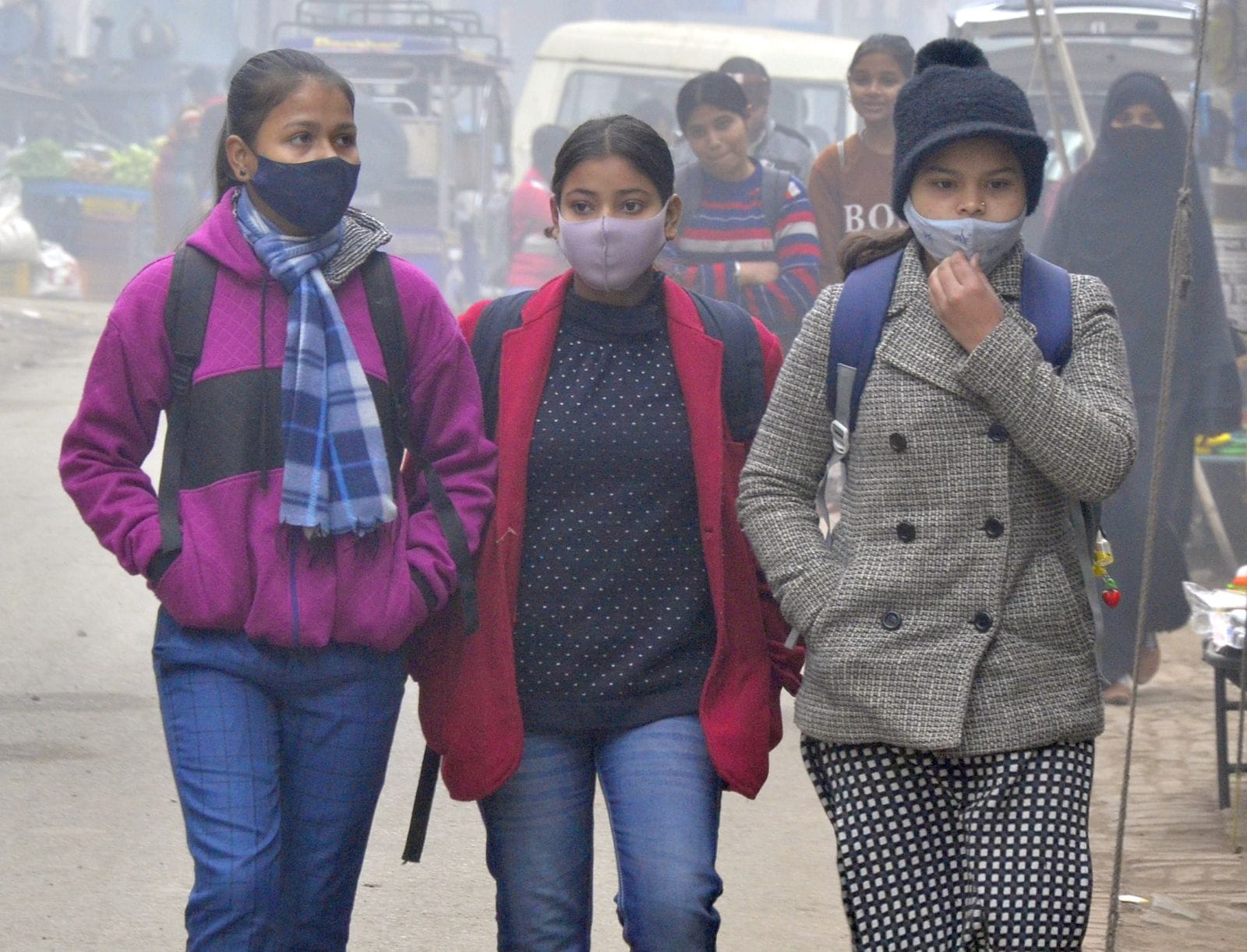 इलेक्ट्रिक की दुकान पर हीटर खरीदते लोग। संवाद