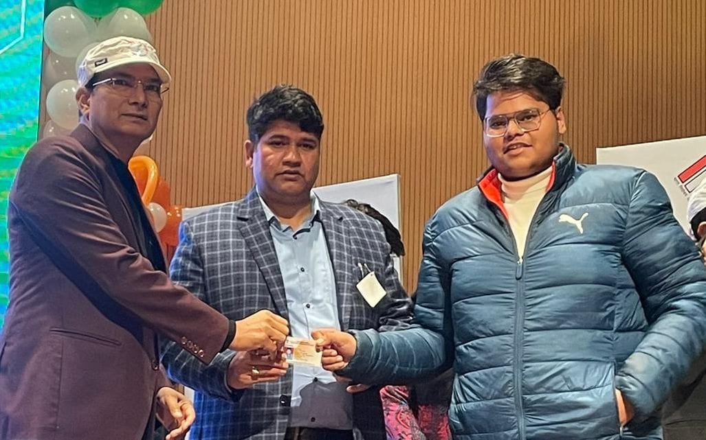 मतदाता जागरूकता मोबाइल वैन को झंडी दिखाकर रवाना करते डीएम व एसपी। स्रोत: प्रशासन