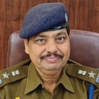 रेलवे स्टेशन पर चेकिंग करते सीओ सिटी और कोतवाली इंस्पैक्टर।स्रोत-पुलिस रेलवे स्टेशन पर चेकिंग करते सीओ सिटी और कोतवाली इंस्पैक्टर।स्रोत-पुलिस