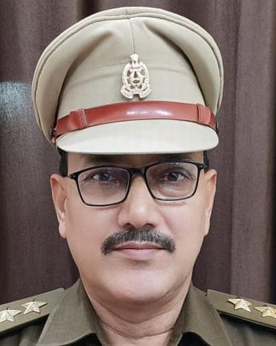 रेलवे स्टेशन पर चेकिंग करते सीओ सिटी और कोतवाली इंस्पैक्टर।स्रोत-पुलिस रेलवे स्टेशन पर चेकिंग करते सीओ सिटी और कोतवाली इंस्पैक्टर।स्रोत-पुलिस
