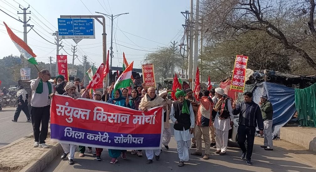 फोटो 04. सोनीपत में ट्रैक्टर मार्च के दौरान जुलूस निकालते किसान व मजदूर संगठन के सदस्य। संवाद फोटो 04. सोनीपत में ट्रैक्टर मार्च के दौरान जुलूस निकालते किसान व मजदूर संगठन के सदस्य। संवाद