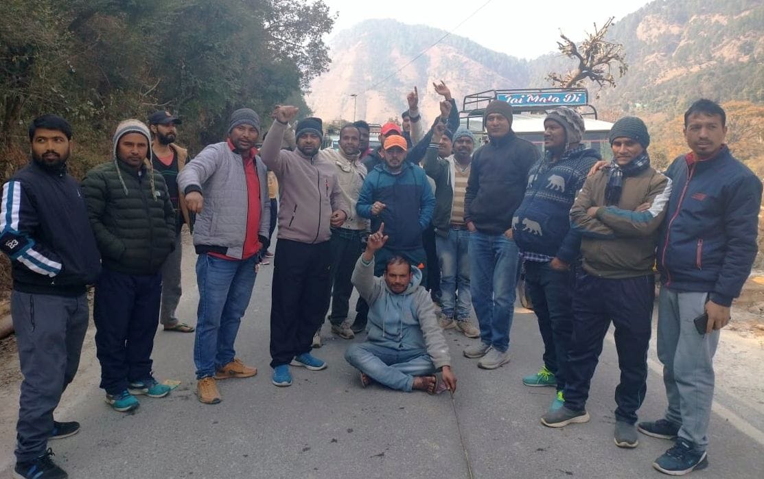 फोटो- 27 एएलएम 24 पी- अल्मोड़ा में टैक्सी स्टैंड में खड़ीं टैक्सी। संवाद