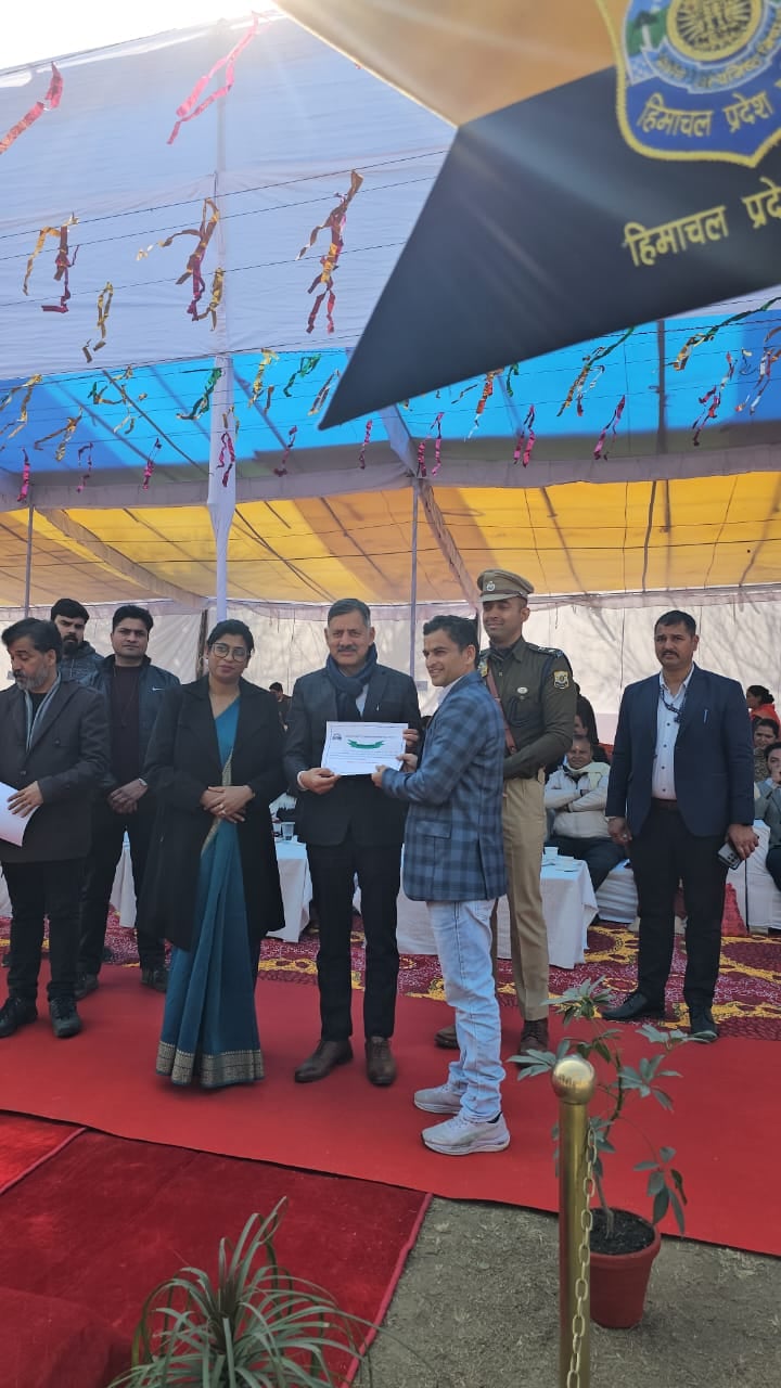गणतंत्र दिवस के अवसर पर बिलासपुर में योगा प्रस्तुति देते बच्चे। प्रशासन गणतंत्र दिवस के अवसर पर बिलासपुर में योगा प्रस्तुति देते बच्चे। प्रशासन