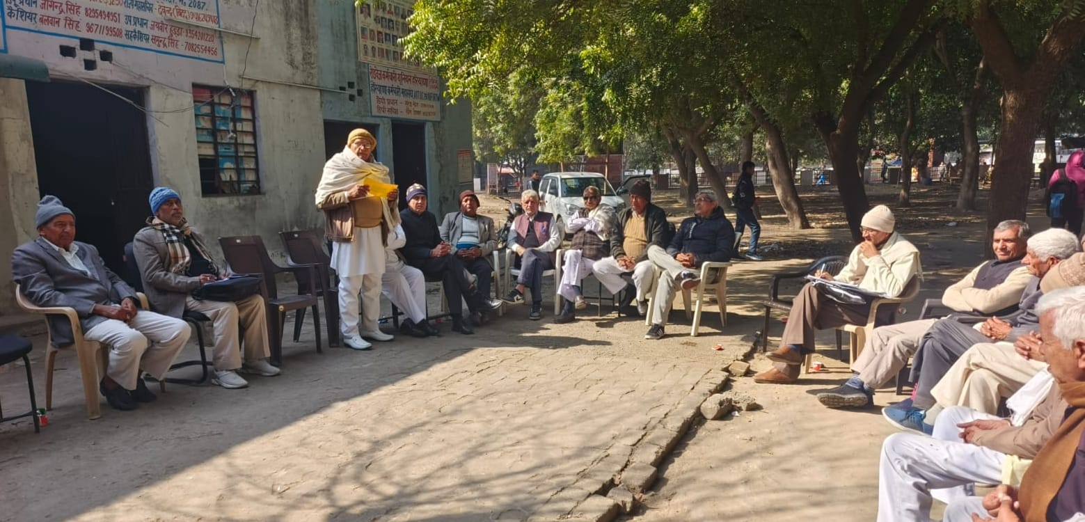 27सीटीके15... नए बस स्टैंड पर आयोजित ज्वाइंट एक्शन कमेटी की बैठक में मौजूद लोग। संवाद 27सीटीके15... नए बस स्टैंड पर आयोजित ज्वाइंट एक्शन कमेटी की बैठक में मौजूद लोग। संवाद
