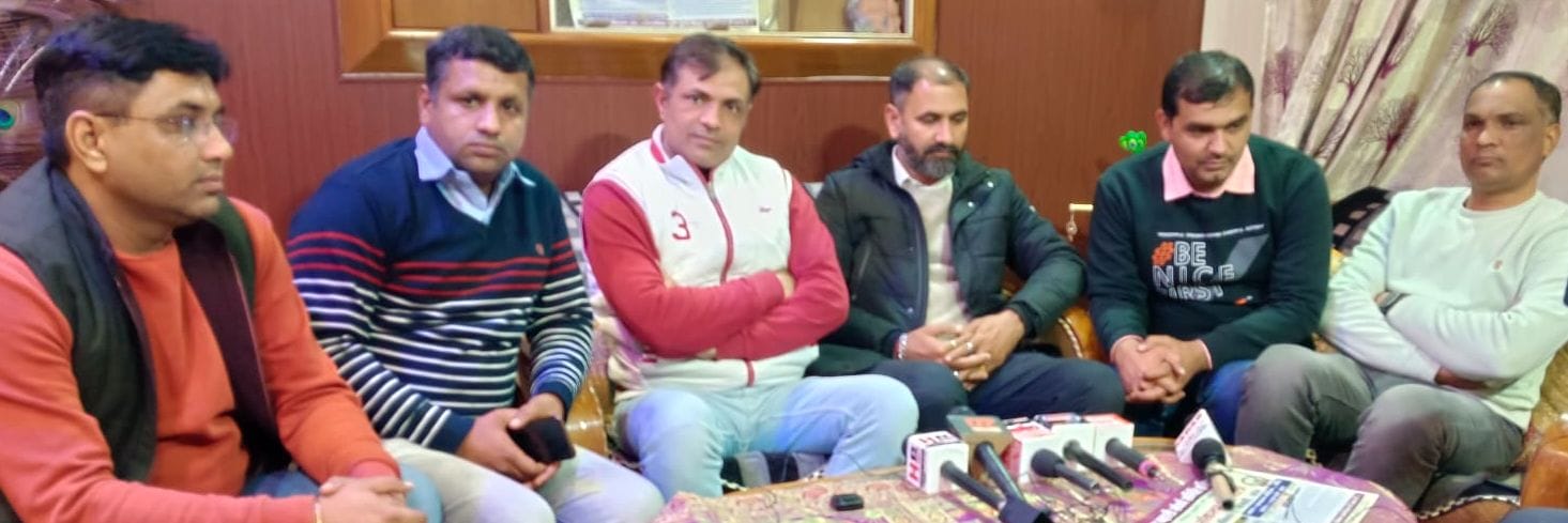 28जेएनडी01-पत्रकारों से बातचीत करते पेंशन बहाली संघर्ष समिति के पदाधिकारी। संवाद 28जेएनडी01-पत्रकारों से बातचीत करते पेंशन बहाली संघर्ष समिति के पदाधिकारी। संवाद