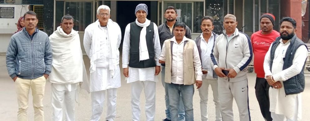 28जेएनडी04-घायल महिला मजदूरों से मिलने पहुंचे मनरेगा मेट मजदूर समिति के पदाधिकारी। स्वयं 28जेएनडी04-घायल महिला मजदूरों से मिलने पहुंचे मनरेगा मेट मजदूर समिति के पदाधिकारी। स्वयं