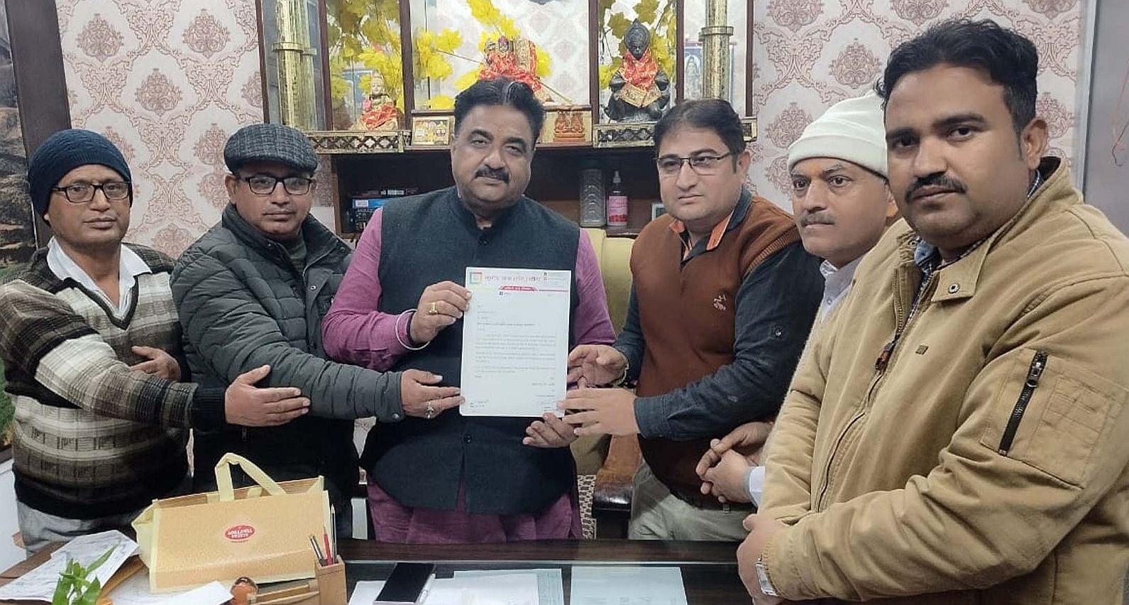 28जेएनडी07: विधायक को ज्ञापन सौंपते हुए कुमाऊं सभा के सदस्य। संवाद 28जेएनडी07: विधायक को ज्ञापन सौंपते हुए कुमाऊं सभा के सदस्य। संवाद