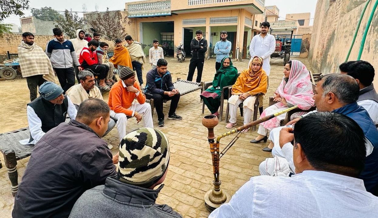 28जेएनडी10: बराड़ खेड़ा गांव में लोगों से बातचीत करती इनेलो महिला प्रदेश महासचिव सुनैना चैटाला। स 28जेएनडी10: बराड़ खेड़ा गांव में लोगों से बातचीत करती इनेलो महिला प्रदेश महासचिव सुनैना चैटाला। स