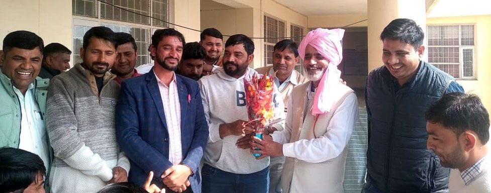 28जेएनडी16: बीडीपीओ शमशेर नैन का स्वागत करते हुए सरपंच एवं सरपंच प्रतिनिधि। संवाद 28जेएनडी16: बीडीपीओ शमशेर नैन का स्वागत करते हुए सरपंच एवं सरपंच प्रतिनिधि। संवाद