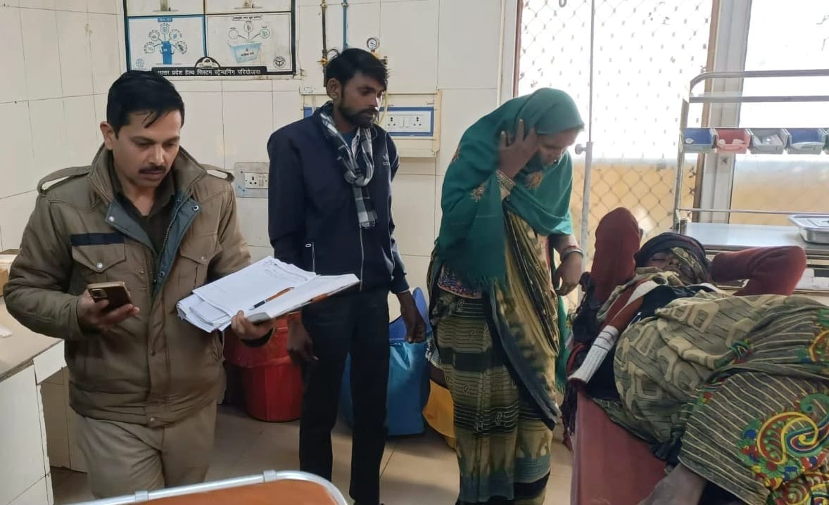 बाघ के हमले में घायल मीना देवी । संवाद बाघ के हमले में घायल मीना देवी । संवाद