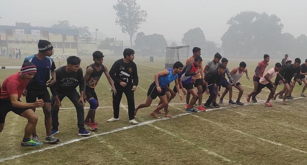 गणतंत्र दिवस पर गांधी स्टेडियम में आयोजित बाधा दौड़ में प्रतिभाग करता प्रतियोेगी । संवाद गणतंत्र दिवस पर गांधी स्टेडियम में आयोजित बाधा दौड़ में प्रतिभाग करता प्रतियोेगी । संवाद