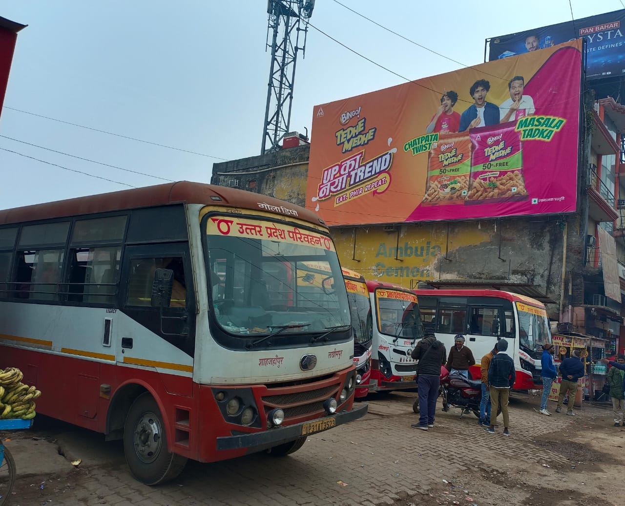 कोहरे के बीच गुजरते वाहन-संवाद