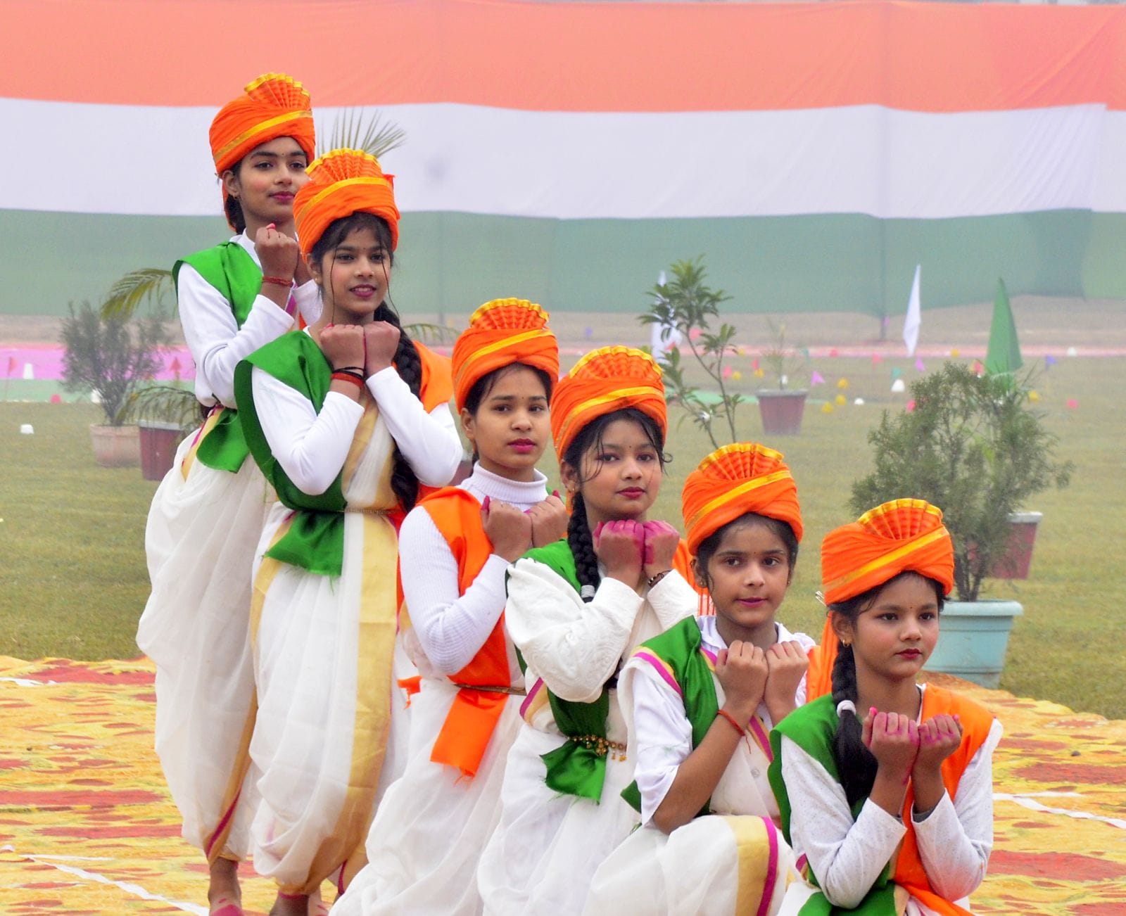 कलक्ट्रेट पर झंडा फहराते डीएम मनोज कुमार। संवाद