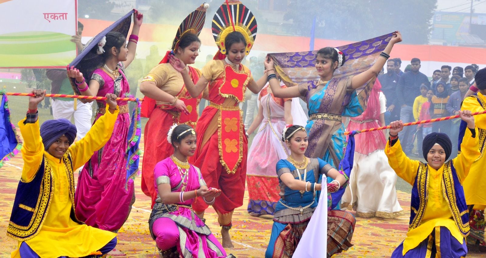 कलक्ट्रेट पर झंडा फहराते डीएम मनोज कुमार। संवाद