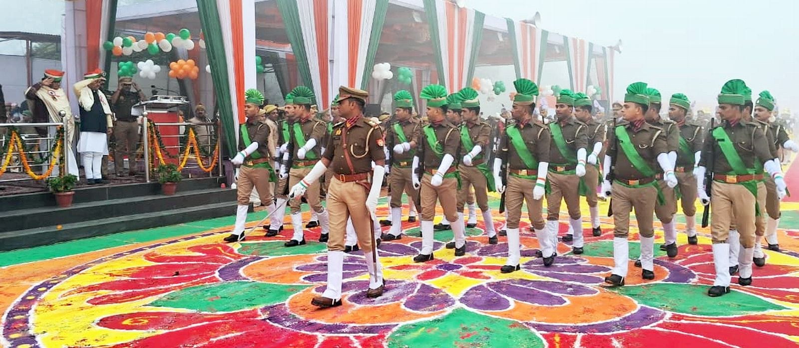 कलक्ट्रेट पर झंडा फहराते डीएम मनोज कुमार। संवाद