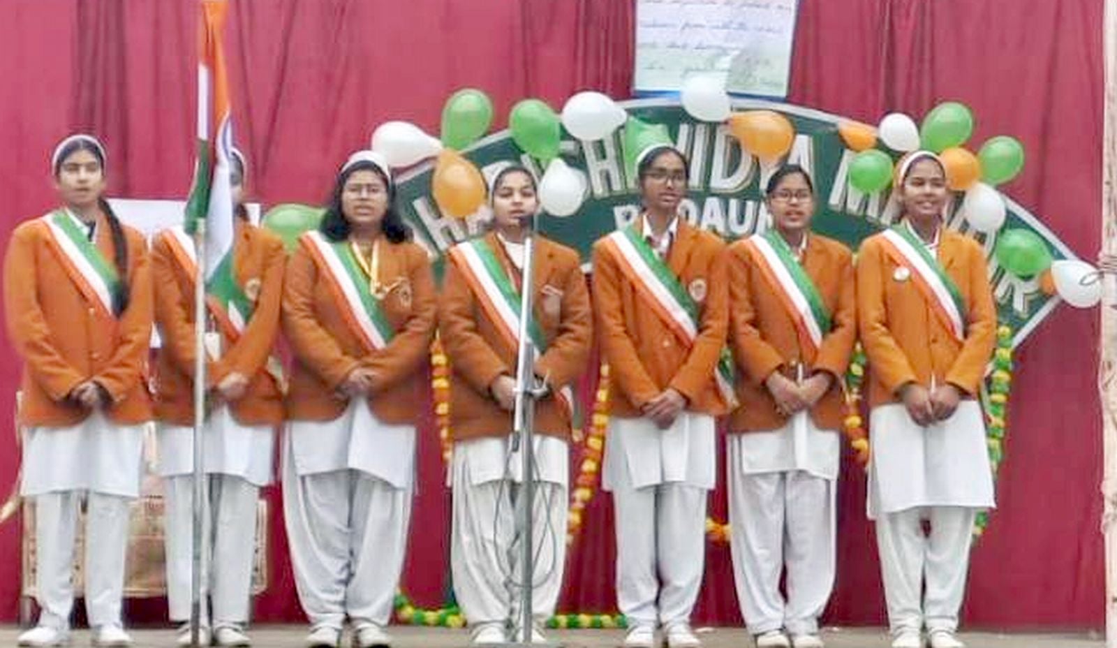 कलक्ट्रेट पर झंडा फहराते डीएम मनोज कुमार। संवाद