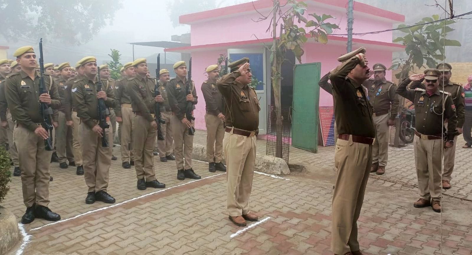 कलक्ट्रेट पर झंडा फहराते डीएम मनोज कुमार। संवाद