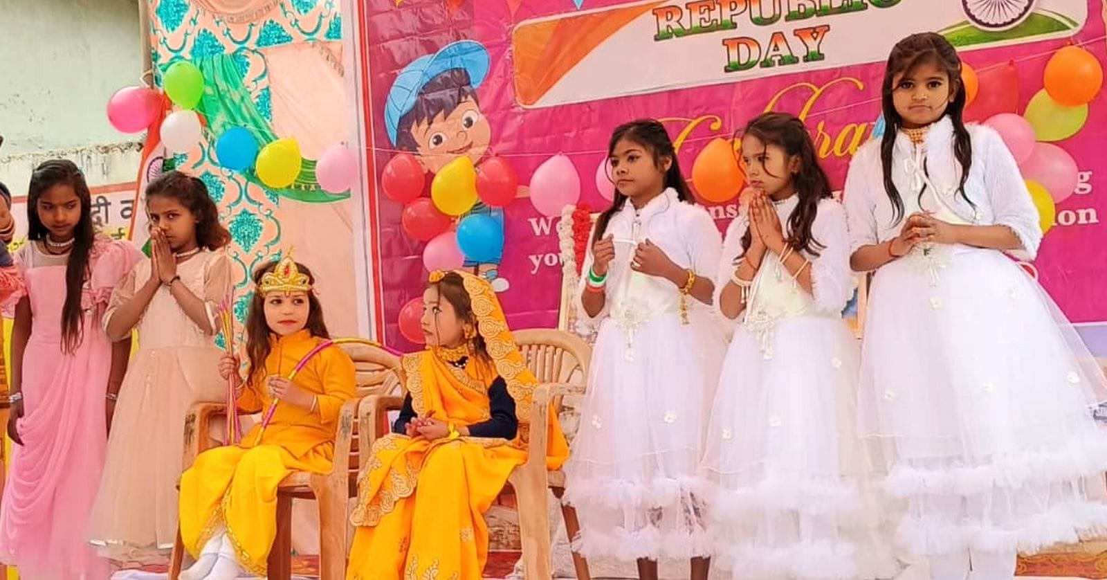 कलक्ट्रेट पर झंडा फहराते डीएम मनोज कुमार। संवाद