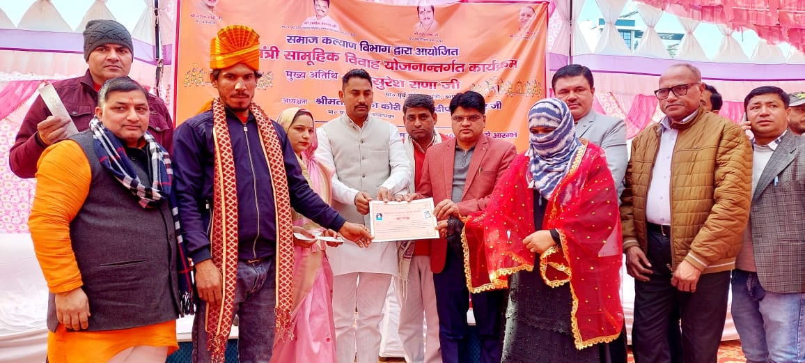 कैराना ब्लॉक में फेरे लेने के दौरान बैठे वर-वधू कैराना ब्लॉक में फेरे लेने के दौरान बैठे वर-वधू