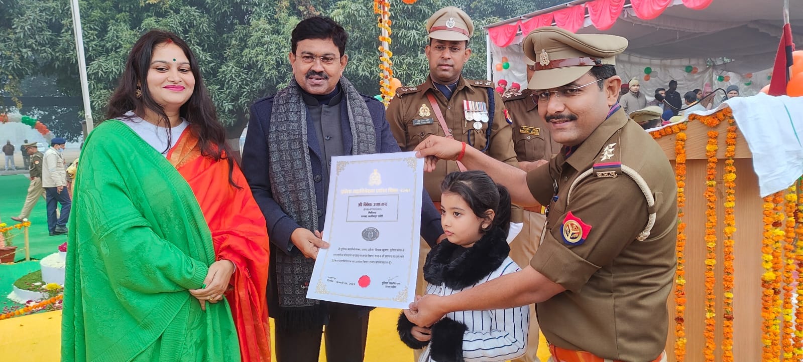 पुलिस लाइन में झंडा रोहण करते डीएम महेंद्र बहादुर सिंह -स्रोत सूचना पुलिस लाइन में झंडा रोहण करते डीएम महेंद्र बहादुर सिंह -स्रोत सूचना