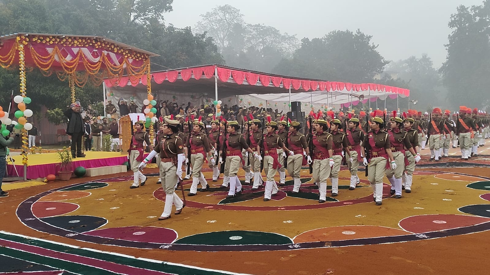 पुलिस लाइन में झंडा रोहण करते डीएम महेंद्र बहादुर सिंह -स्रोत सूचना पुलिस लाइन में झंडा रोहण करते डीएम महेंद्र बहादुर सिंह -स्रोत सूचना