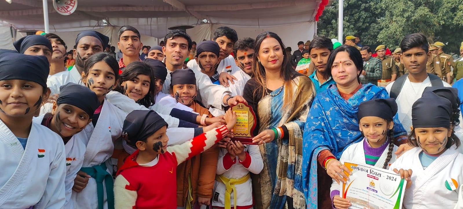 पुलिस लाइन में झंडा रोहण करते डीएम महेंद्र बहादुर सिंह -स्रोत सूचना पुलिस लाइन में झंडा रोहण करते डीएम महेंद्र बहादुर सिंह -स्रोत सूचना